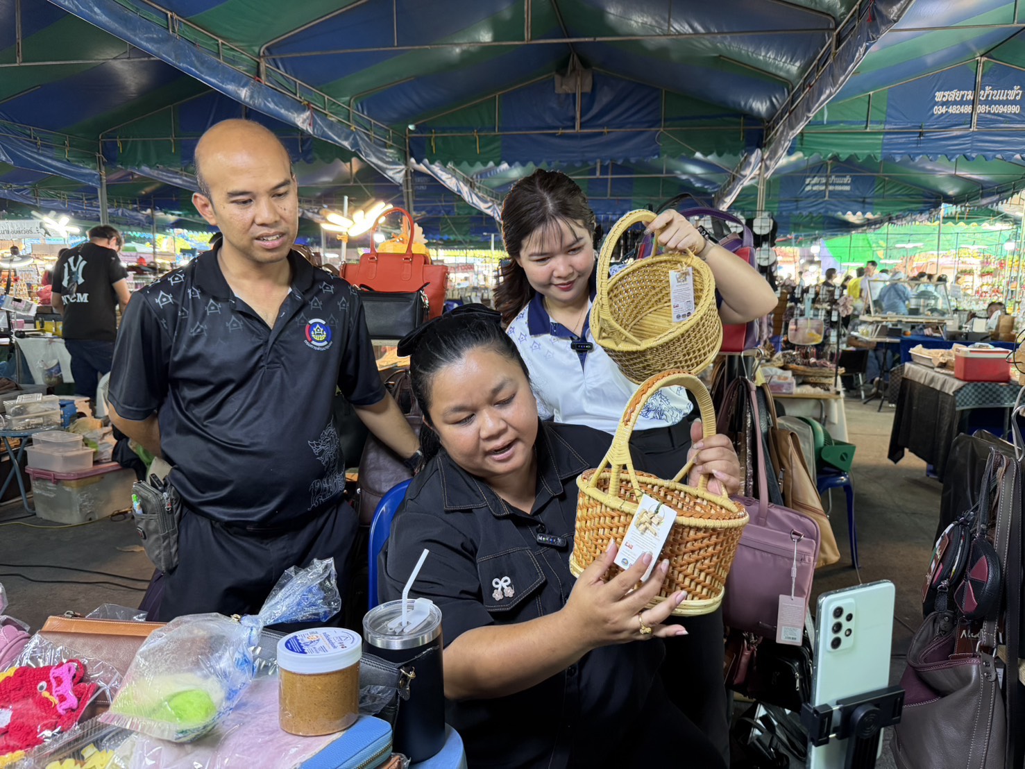 พช.สมุทรสาคร ปลุกพลังออนไลน์ ไลฟ์สดขายสินค้า OTOP ภายในตลาดลานค้าชุมชนหน้าที่ว่าการอำเภอเมืองสมุทรสาคร