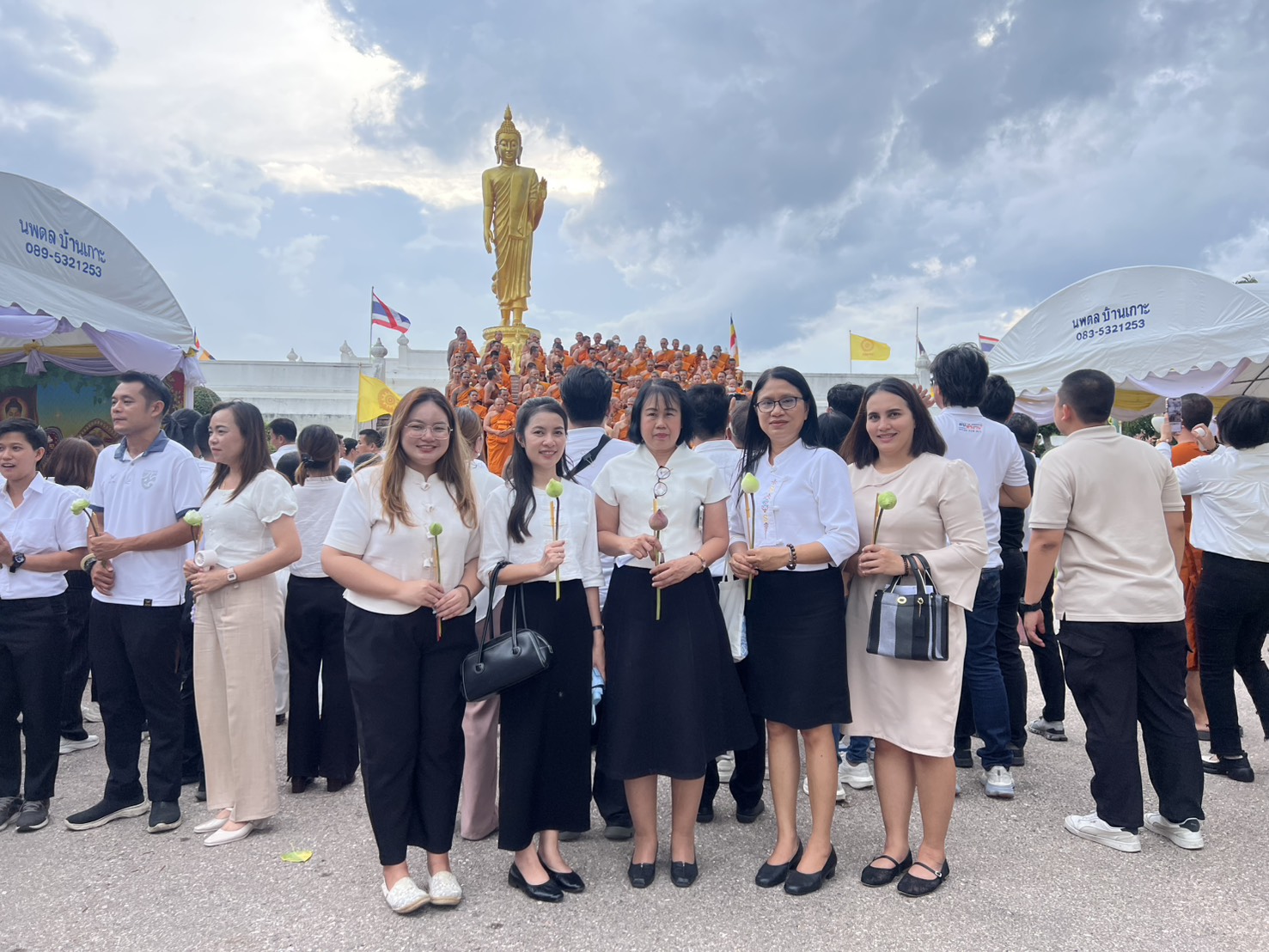  พช.สมุทรสาคร ร่วมพิธีเวียนเทียน เนื่องในวันวิสาขบูชา 