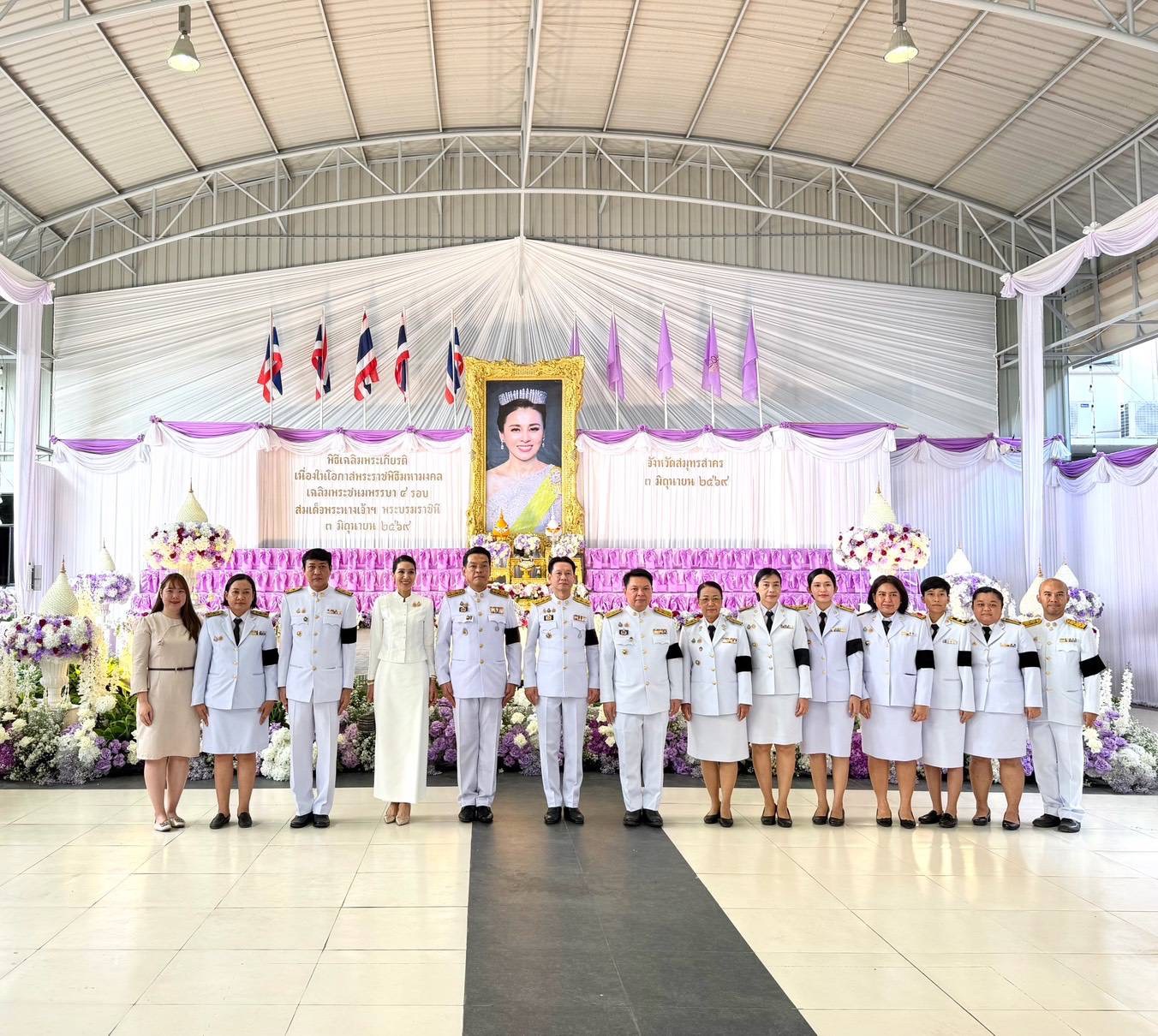 พช.สมุทรสาคร ร่วมพิธีเจริญพระพุทธมนต์และทำบุญตักบาตรเนื่องในโอกาสพระราชพิธีมหามงคลเฉลิมพระชนมพรรษา 4 รอบ สมเด็จพระนางเจ้าฯ พระบรมราชินี