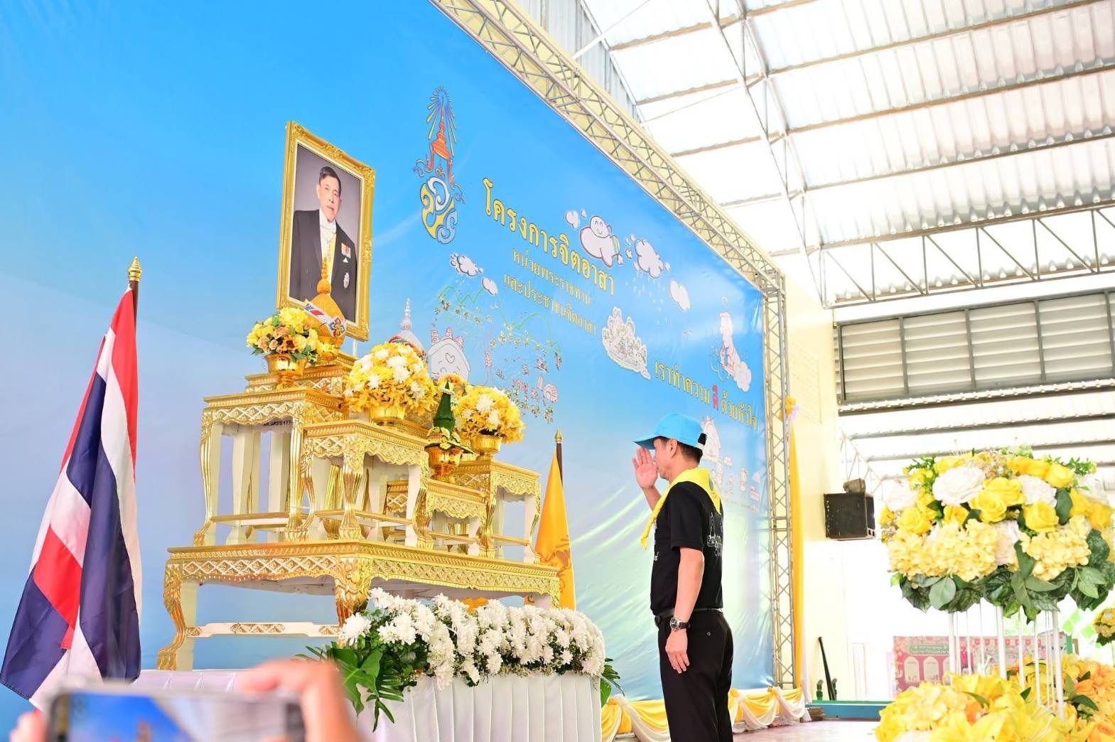  พช.สมุทรสาคร ร่วมพัฒนาวัด เนื่องในวันคล้ายพระราชสมภพพระบาทสมเด็จพระเจ้าอยู่หัว