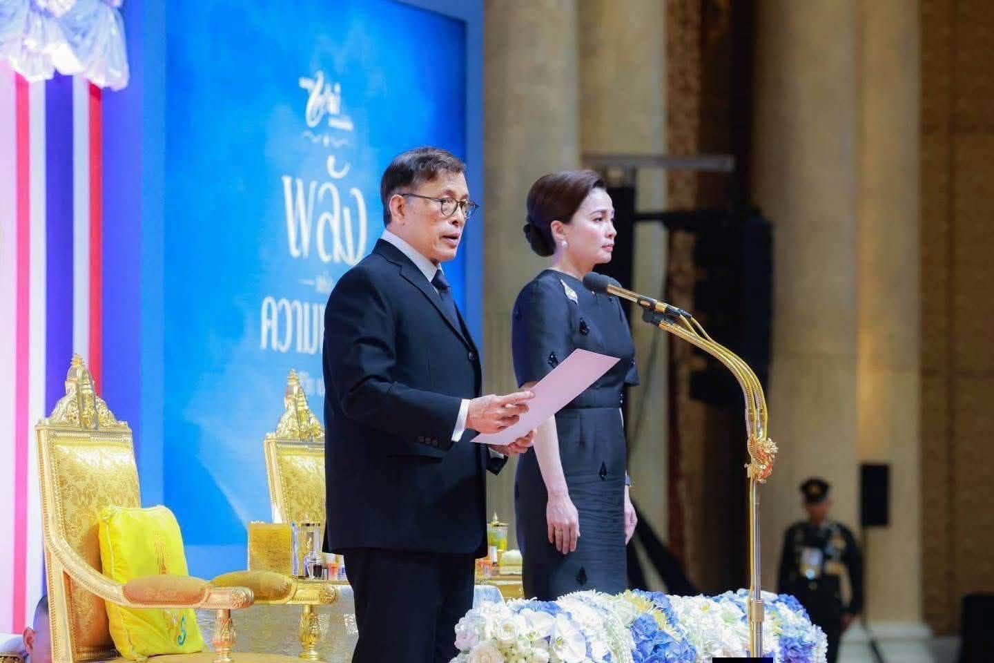 พช.สมุทรสาคร ร่วมเฝ้ารับเสด็จพระบาทสมเด็จพระเจ้าอยู่หัวและสมเด็จพระนางเจ้าฯ พระบรมราชินี เนื่องในโอกาสเสด็จพระราชดำเนินไปทรงเป็นองค์ประธานในงานมหกรรมกองทุนแม่ของแผ่นดิน ประจำปี 2569