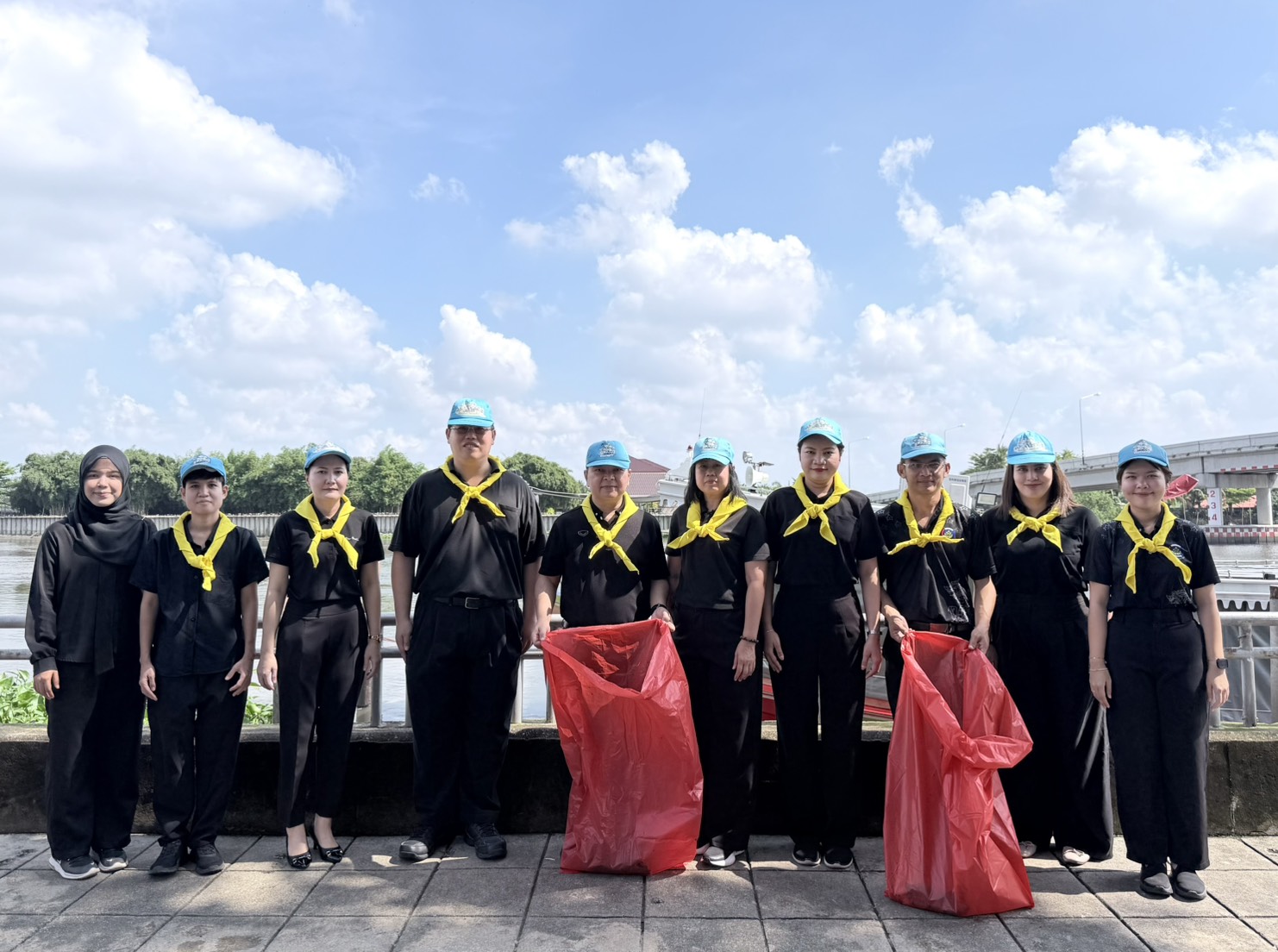  พช.สมุทรสาคร ร่วมกิจกรรมจิตอาสาพัฒนาปรับปรุงภูมิทัศน์ชุมชนริมแม่น้ำ/คูคลอง เนื่องในวันคล้ายวันสวรรคตพระบาทสมเด็จพระบรมชนกาธิเบศร มหาภูมิพลอดุลยเดชมหาราช บรมนาถบพิตร (วันนวมินทรมหาราช)