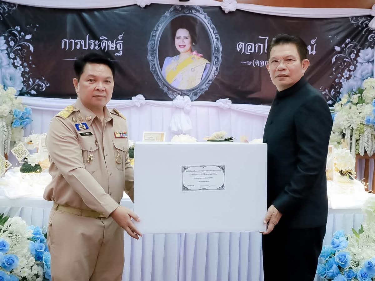 พช.สมุทรสาคร รับมอบดอกไม้จันทน์ เพื่อใช้ในพระราชพิธีถวายพระเพลิงพระบรมศพฯ จากเทศบาลนครสมุทรสาคร จำนวน 27,000 ดอก
