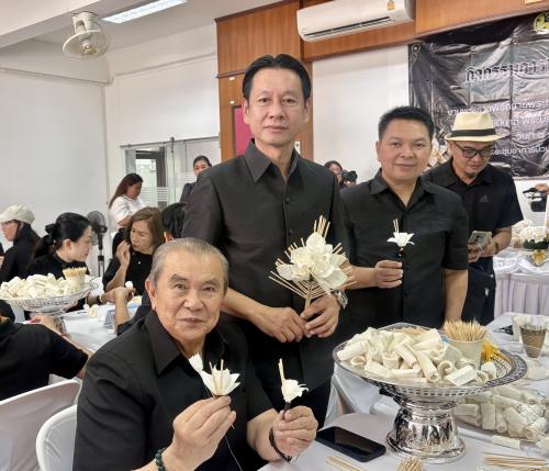 พช.สมุทรสาครเปิดกิจกรรมประดิษฐ์ดอกไม้จันทน์ “ดอกดารารัตน์” เตรียมใช้ในพระราชพิธีถวายพระเพลิงพระบรมศพ สมเด็จพระพันปีหลวง