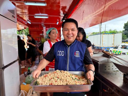 พช.สมุทรสาคร ร่วมน้ำใจช่วยภารกิจ “ครัว OTOP มหาดไทย” โดยกรมการพัฒนาชุมชนบรรจุอาหารปรุงสุกกว่า 4000 กล่อง ส่งมอบความช่วยเหลือสู่ผู้ประสบอุทกภัย